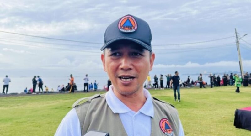 Petugas BPBD Bali melakukan penanganan genangan air di sejumlah titik usai banjir melanda beberapa wilayah.