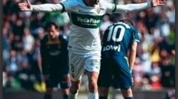 Pemain Elche merayakan gol penalti Rafa Mir yang menyelamatkan tim dari kekalahan di kandang sendiri.