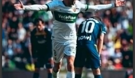 Rafa Mir menendang penalti untuk Elche lawan Espanyol La Liga 2026