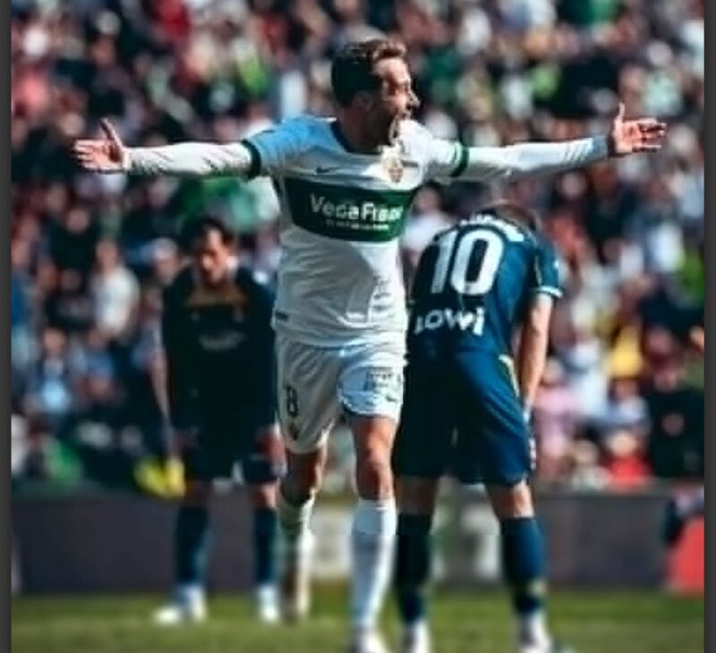 Pemain Elche merayakan gol penalti Rafa Mir yang menyelamatkan tim dari kekalahan di kandang sendiri.