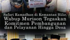 Wakil Bupati Kerinci, H. Murison, menyerahkan santunan kepada warga dan bantuan CSR Bank Jambi di Masjid At-Taqwa, Desa Kemantan Hilir, saat Safari Ramadhan 2026.