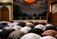 Ilustrasi umat Islam melaksanakan shalat khusuf saat gerhana bulan total pada 3 Maret 2026.