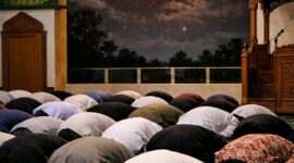 Ilustrasi umat Islam melaksanakan shalat khusuf saat gerhana bulan total pada 3 Maret 2026.