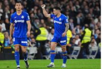 Martin Satriano merayakan gol voli spektakulernya saat Getafe mengalahkan Real Madrid 1-0 di La Liga.