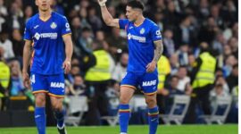 Martin Satriano merayakan gol voli spektakulernya saat Getafe mengalahkan Real Madrid 1-0 di La Liga.