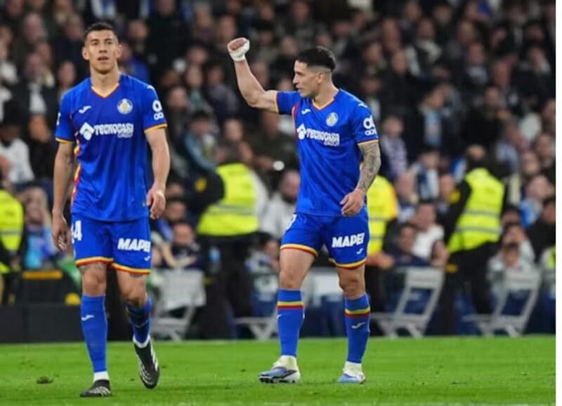 Martin Satriano merayakan gol voli spektakulernya saat Getafe mengalahkan Real Madrid 1-0 di La Liga.
