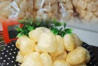 Kerupuk kulit gurih dan renyah yang terbuat dari kulit sapi, disajikan sebagai camilan tradisional khas Indonesia.