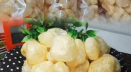 Kerupuk kulit gurih dan renyah yang terbuat dari kulit sapi, disajikan sebagai camilan tradisional khas Indonesia.