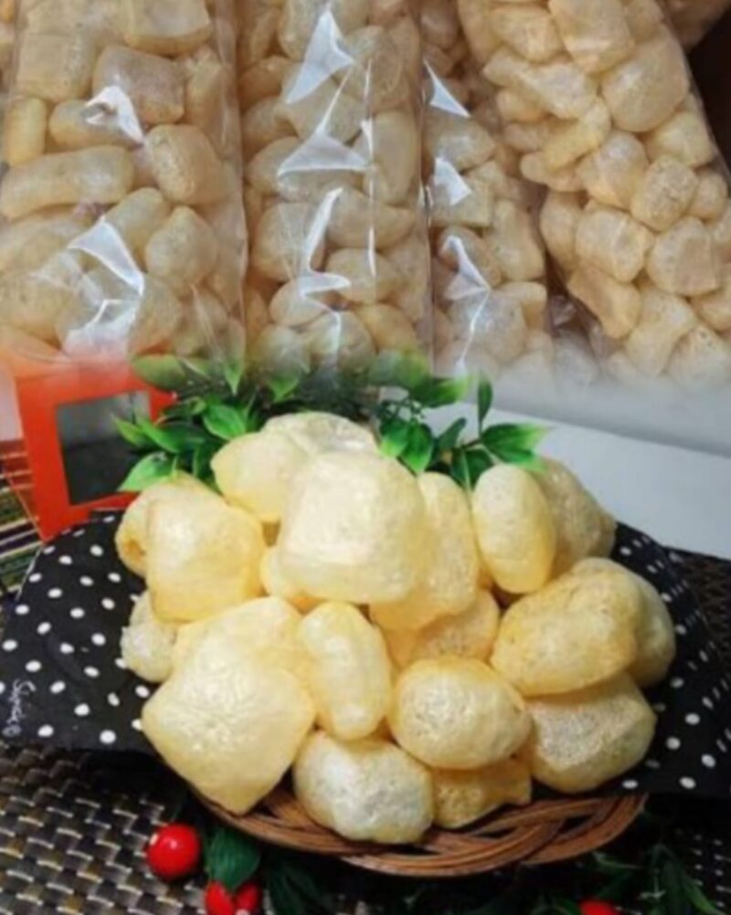 Kerupuk kulit gurih dan renyah yang terbuat dari kulit sapi, disajikan sebagai camilan tradisional khas Indonesia.