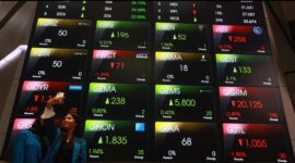 Suasana perdagangan saham di Bursa Efek Indonesia saat IHSG ditutup melemah 4,57 persen.