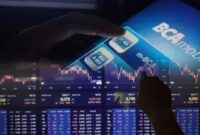 Layar perdagangan menunjukkan saham BBCA dan BBRI melemah akibat tekanan sentimen global dan aksi jual investor asing
