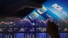 Layar perdagangan menunjukkan saham BBCA dan BBRI melemah akibat tekanan sentimen global dan aksi jual investor asing