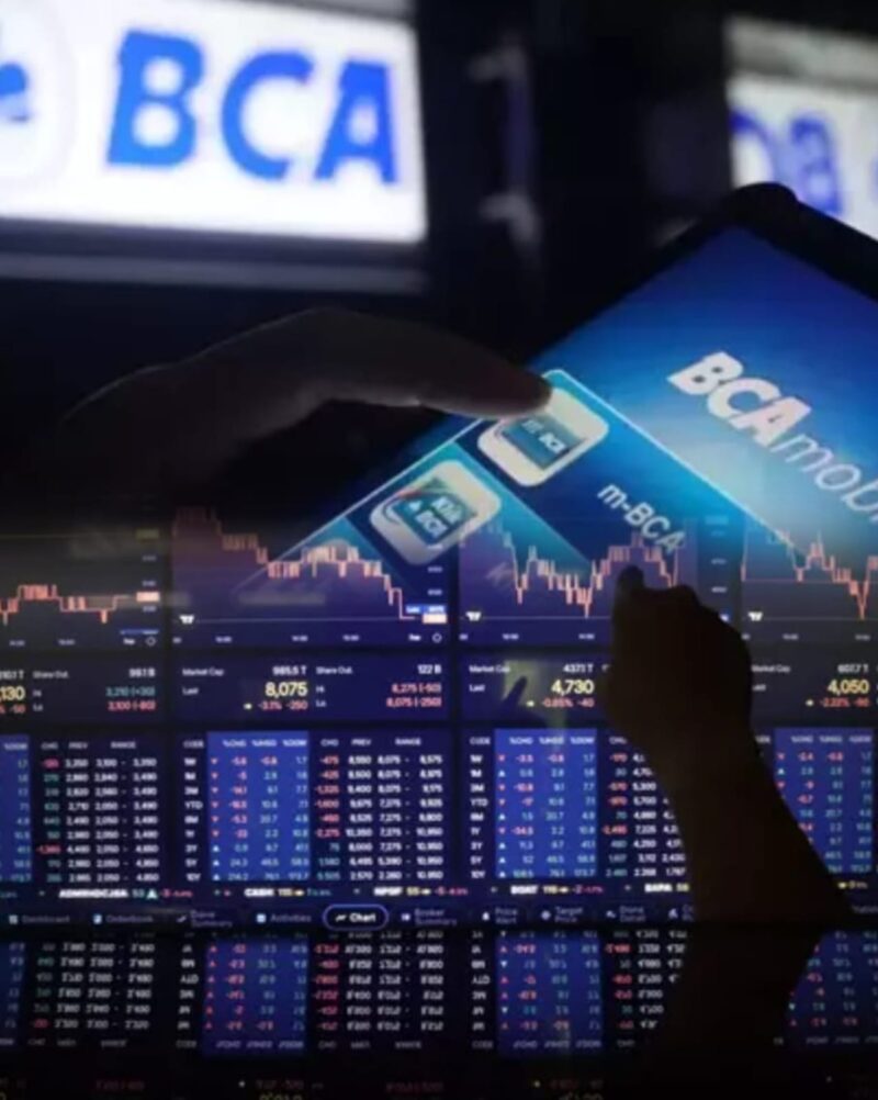 Layar perdagangan menunjukkan saham BBCA dan BBRI melemah akibat tekanan sentimen global dan aksi jual investor asing
