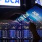 Layar perdagangan menunjukkan saham BBCA dan BBRI melemah akibat tekanan sentimen global dan aksi jual investor asing