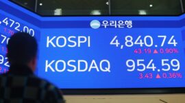 Layar pergerakan indeks KOSPI di Bursa Korea Selatan memerah setelah indeks anjlok 11 persen akibat meningkatnya ketegangan geopolitik global.