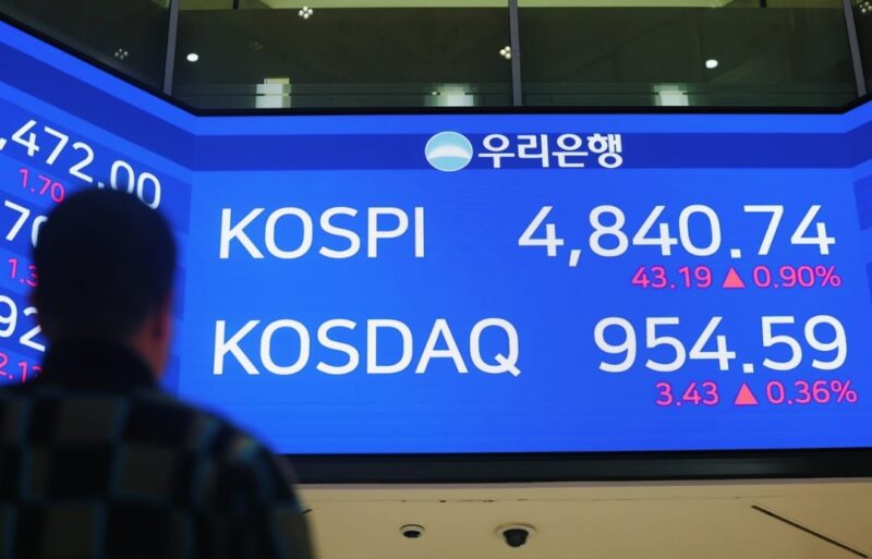 Layar pergerakan indeks KOSPI di Bursa Korea Selatan memerah setelah indeks anjlok 11 persen akibat meningkatnya ketegangan geopolitik global.