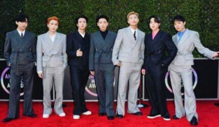 BTS saat promosi album Arirang dengan konsep elegan dan modern
