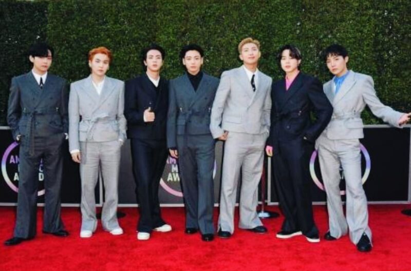 Grup K-pop BTS merilis album “Arirang” yang menandai 12 tahun perjalanan karier mereka di industri musik global.