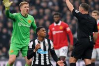Jacob Ramsey diusir wasit setelah dinilai melakukan simulasi saat berhadapan dengan kiper MU Senne Lammens dalam laga Newcastle vs Manchester United di Liga Inggris.