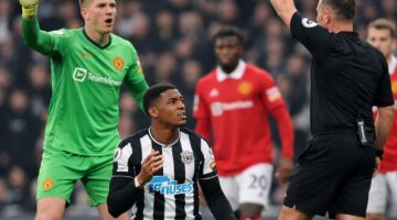 Jacob Ramsey diusir wasit setelah dinilai melakukan simulasi saat berhadapan dengan kiper MU Senne Lammens dalam laga Newcastle vs Manchester United di Liga Inggris.
