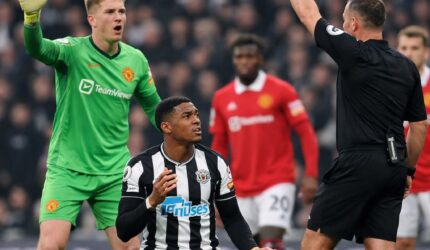 Jacob Ramsey mendapat kartu merah usai dianggap diving saat Newcastle vs Manchester United