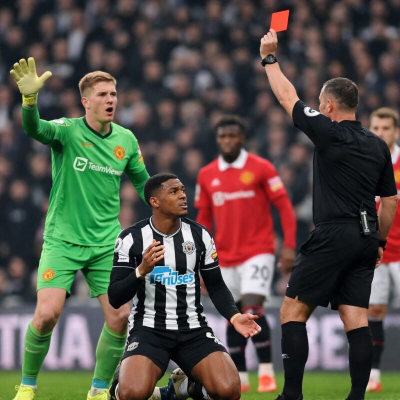Jacob Ramsey diusir wasit setelah dinilai melakukan simulasi saat berhadapan dengan kiper MU Senne Lammens dalam laga Newcastle vs Manchester United di Liga Inggris.