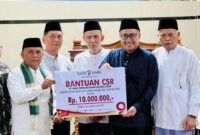 Wako Sungai Penuh Alfin menyerahkan CSR Rp10 juta di Masjid Nurul Falah