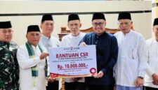 Wako Sungai Penuh Alfin menyerahkan CSR Rp10 juta di Masjid Nurul Falah