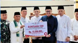 Wako Sungai Penuh Alfin menyerahkan CSR Rp10 juta di Masjid Nurul Falah