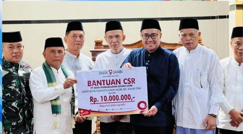 Wako Sungai Penuh Alfin menyerahkan CSR Rp10 juta di Masjid Nurul Falah