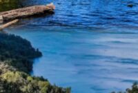 Panorama indah Danau Gunung Tujuh di Kabupaten Kerinci, Jambi yang dikelilingi pegunungan dengan udara sejuk dan pemandangan alam memukau.