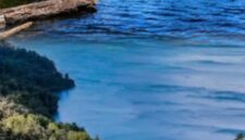 Panorama indah Danau Gunung Tujuh di Kabupaten Kerinci, Jambi yang dikelilingi pegunungan dengan udara sejuk dan pemandangan alam memukau.