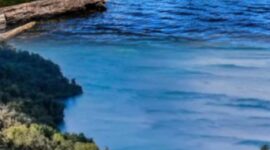 Panorama indah Danau Gunung Tujuh di Kabupaten Kerinci, Jambi yang dikelilingi pegunungan dengan udara sejuk dan pemandangan alam memukau.