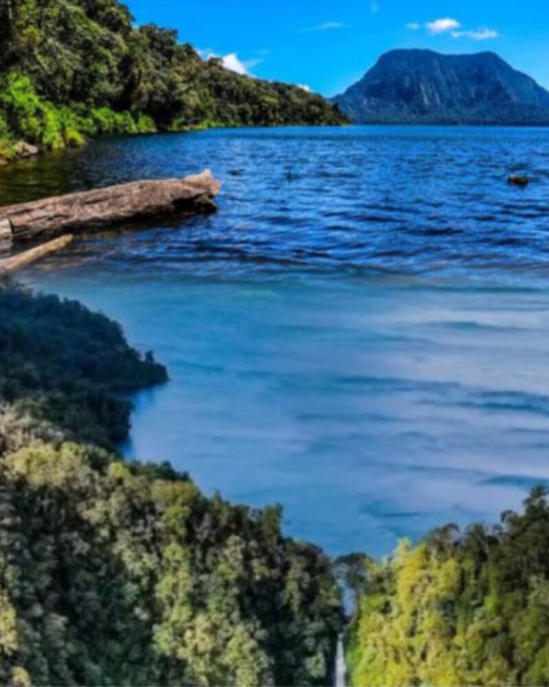 Panorama indah Danau Gunung Tujuh di Kabupaten Kerinci, Jambi yang dikelilingi pegunungan dengan udara sejuk dan pemandangan alam memukau.