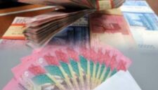 Ilustrasi pekerja menerima Tunjangan Hari Raya (THR) menjelang Idul Fitri 2026.