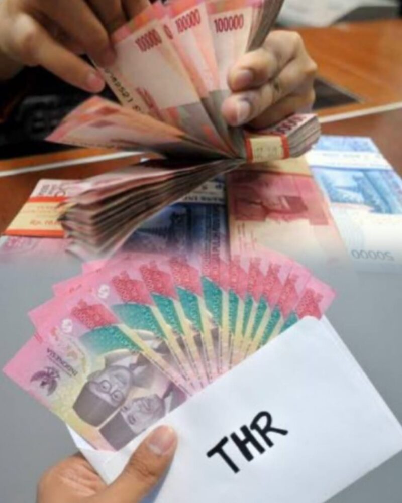 Ilustrasi pekerja menerima Tunjangan Hari Raya (THR) menjelang Idul Fitri 2026.