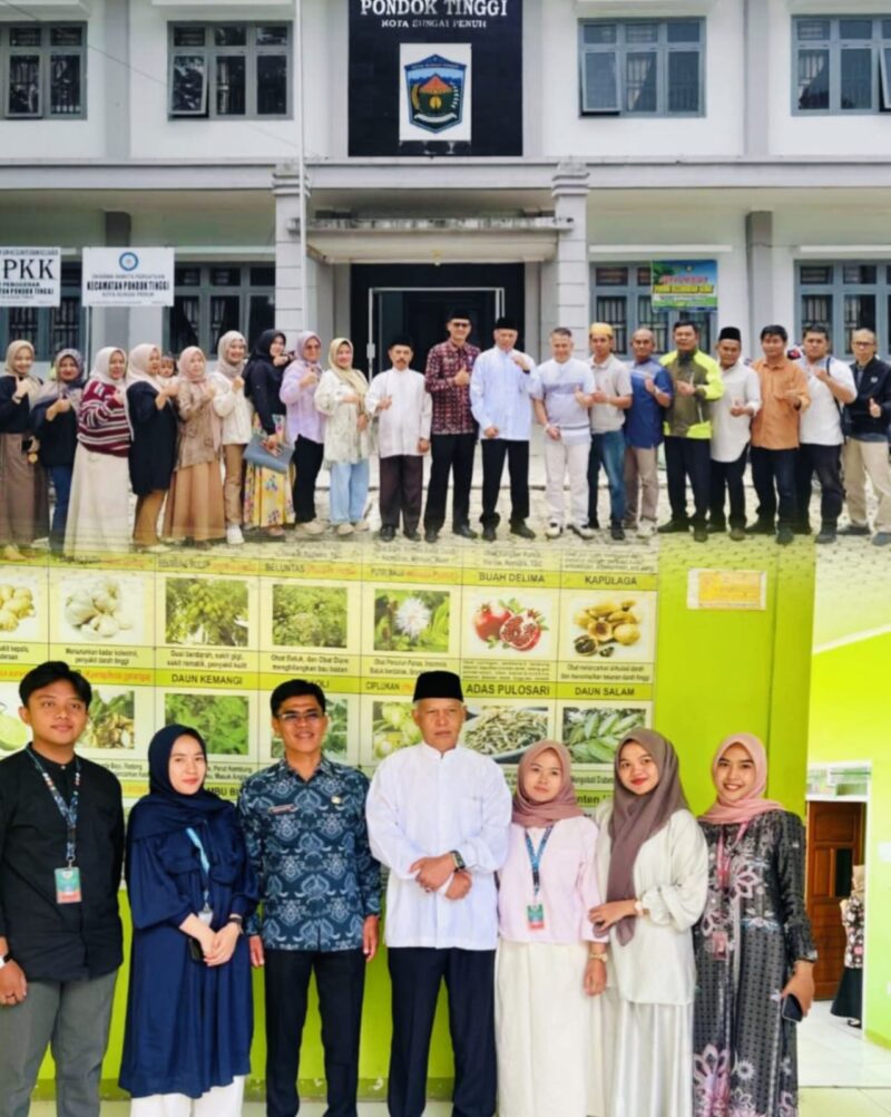 Wawako Sungai Penuh Azhar Hamzah saat melakukan sidak ke Puskesmas Pondok Tinggi untuk memastikan pelayanan kesehatan tetap optimal selama Ramadan.