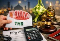 Ilustrasi amplop berisi uang THR dengan dokumen PPh 21 yang menggambarkan aturan pajak untuk tunjangan hari raya karyawan swasta.