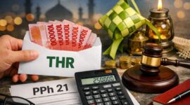 Ilustrasi amplop berisi uang THR dengan dokumen PPh 21 yang menggambarkan aturan pajak untuk tunjangan hari raya karyawan swasta.