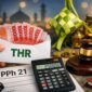 Ilustrasi amplop berisi uang THR dengan dokumen PPh 21 yang menggambarkan aturan pajak untuk tunjangan hari raya karyawan swasta.