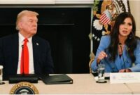 Presiden Amerika Serikat Donald Trump memecat Menteri Keamanan Dalam Negeri AS Kristi Noem di tengah berbagai kontroversi politik.