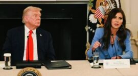 Presiden Amerika Serikat Donald Trump memecat Menteri Keamanan Dalam Negeri AS Kristi Noem di tengah berbagai kontroversi politik.
