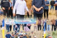 Gubernur Jambi Al Haris bersama Wali Kota Sungai Penuh Alfin saat menebar benih ikan di Sungai Batang Merao, Desa Pinggir Air, Kumun Debai.