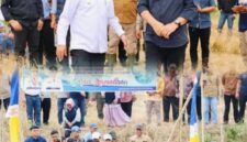 Gubernur Jambi Al Haris bersama Wali Kota Sungai Penuh Alfin saat menebar benih ikan di Sungai Batang Merao, Desa Pinggir Air, Kumun Debai.