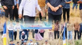 Gubernur Jambi Al Haris bersama Wali Kota Sungai Penuh Alfin saat menebar benih ikan di Sungai Batang Merao, Desa Pinggir Air, Kumun Debai.