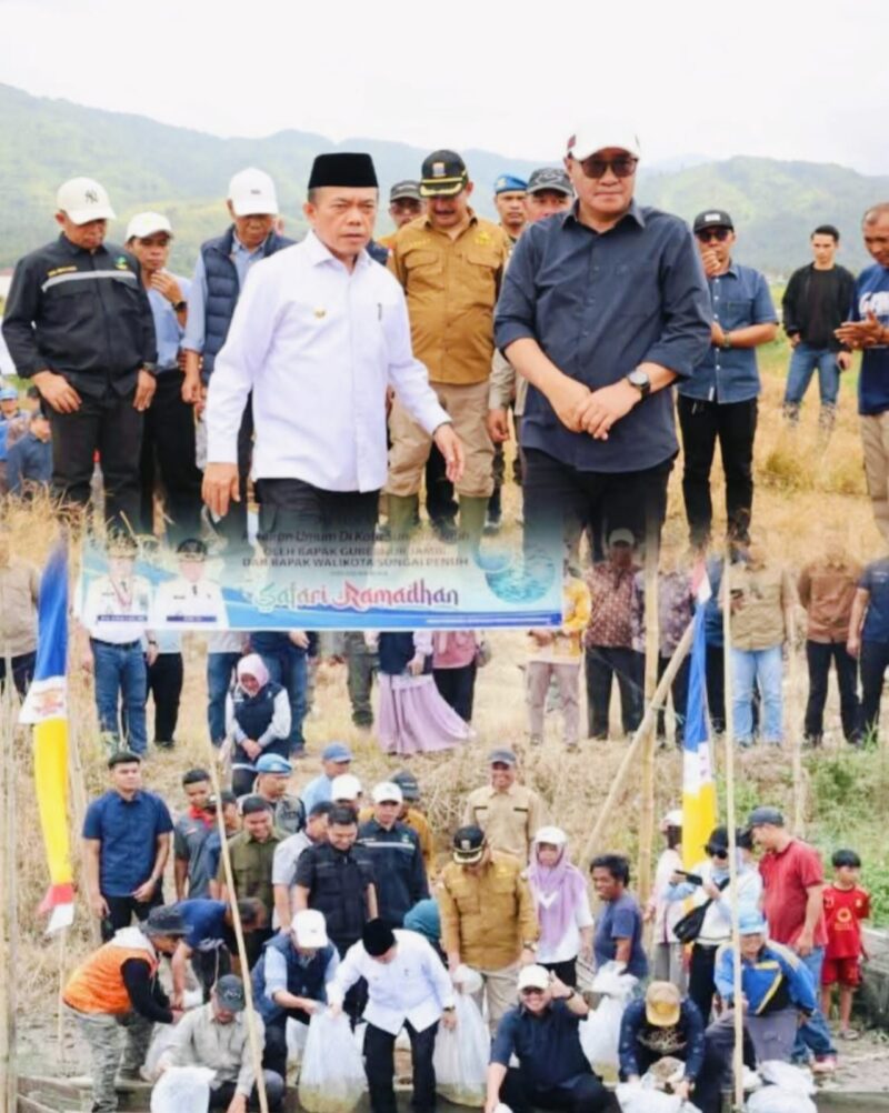 Gubernur Jambi Al Haris bersama Wali Kota Sungai Penuh Alfin saat menebar benih ikan di Sungai Batang Merao, Desa Pinggir Air, Kumun Debai.