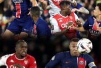 Pemain Monaco merayakan gol ke gawang PSG pada pertandingan Ligue 1 di Parc des Princes.