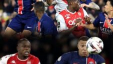 Pemain Monaco merayakan gol ke gawang PSG pada pertandingan Ligue 1 di Parc des Princes.