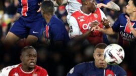 Pemain Monaco merayakan gol ke gawang PSG pada pertandingan Ligue 1 di Parc des Princes.