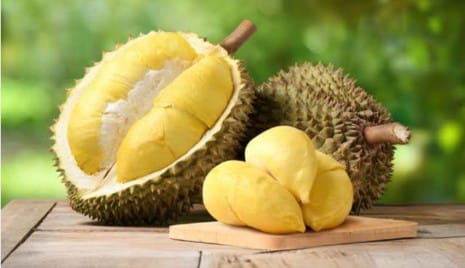 Buah durian dikenal sebagai raja buah tropis dengan aroma khas dan rasa manis legit.